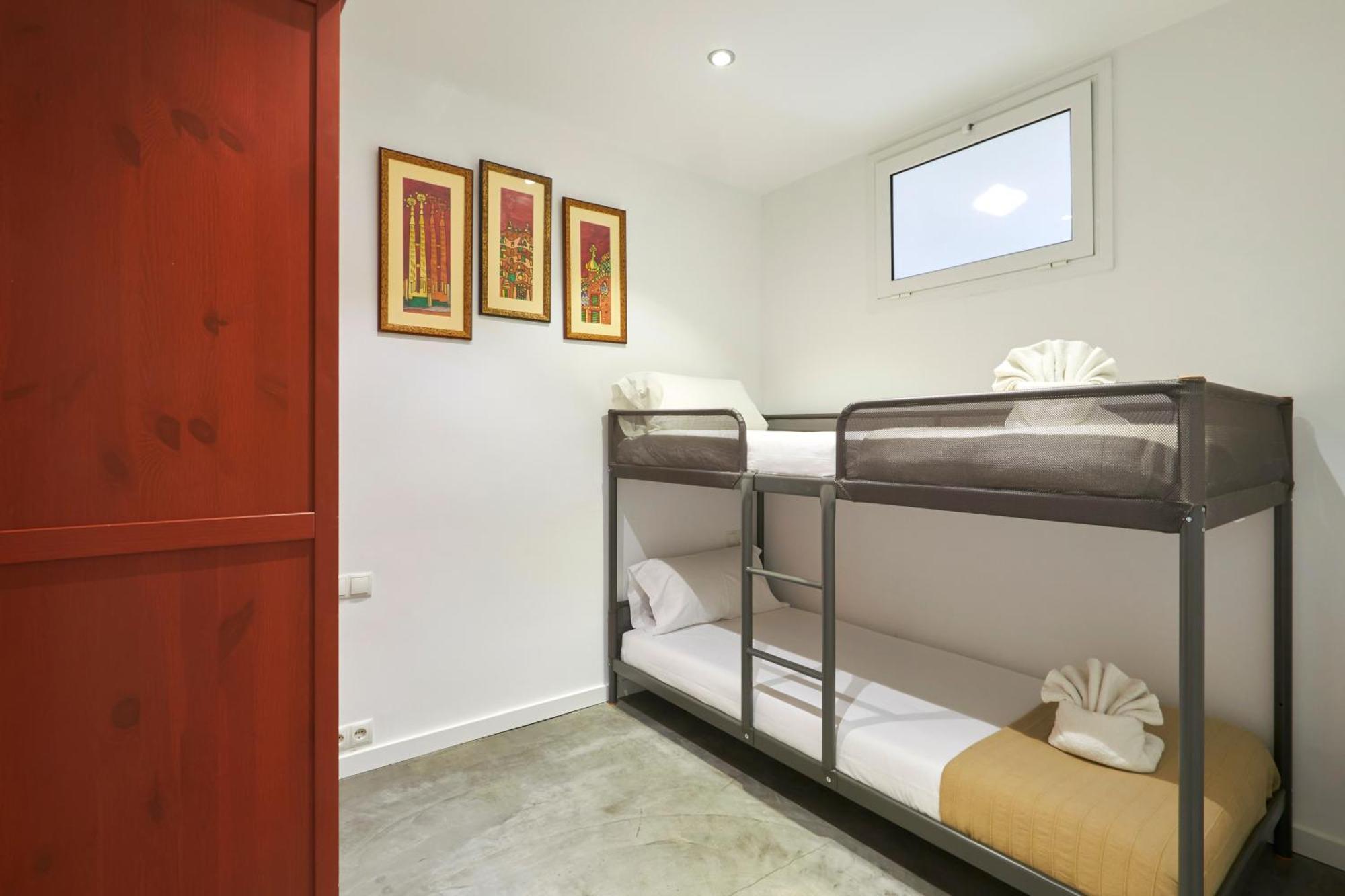 64 Apartment In A Typical Barcelona'S Old Building Luaran gambar